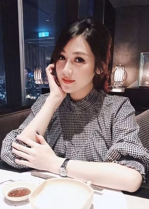 Nhiều người ghen tỵ nàng á hậu sinh năm 1993 lấy được chồng chịu chi khủng vì vợ. Ảnh: FBNV