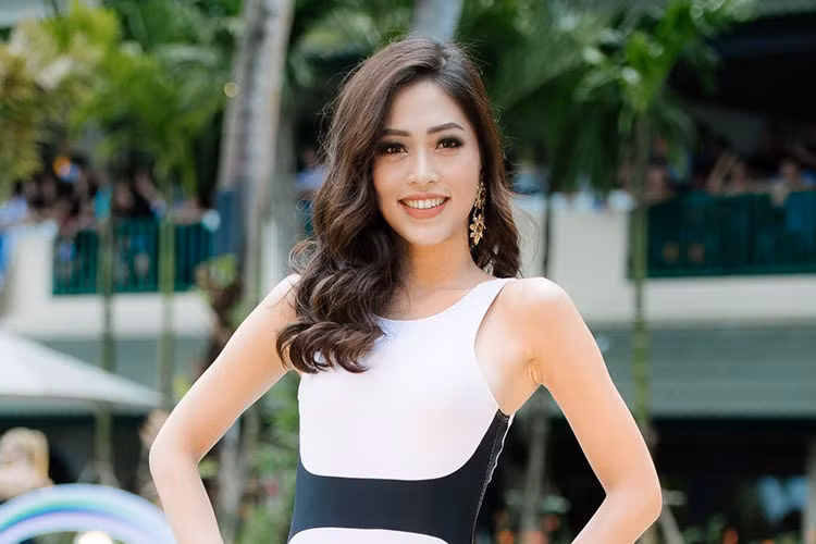 Bùi Phương Nga vừa lên tiếng cho hay, 3 tháng gần đây cô liên tục bị giảm cân nên dáng người bị mỏng. "Không có gì để thanh minh nhưng mà vẫn luôn tự tin với những gì bản thân có", đại diện Việt Nam nói thêm.