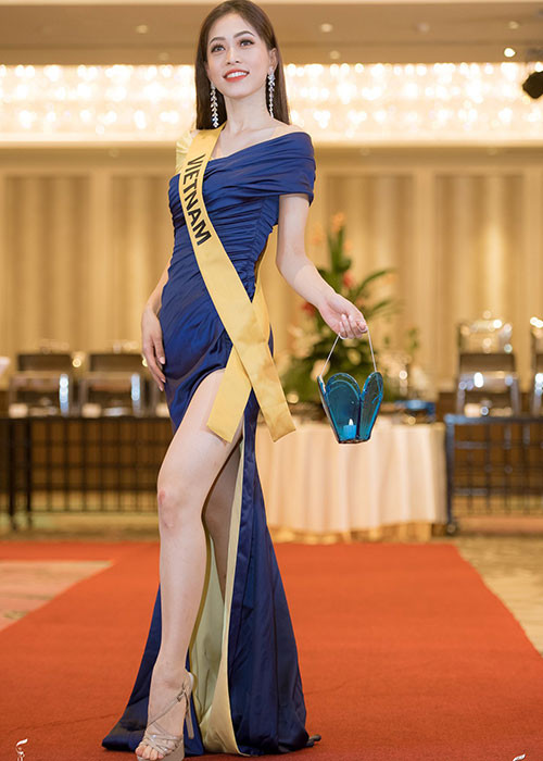 Trong một hoạt động mới nhất của cuộc thi, Phương Nga xuất hiện gợi cảm với thiết kế xẻ đùi cao. 