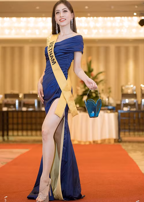 Trong một hoạt động mới nhất của cuộc thi, Phương Nga xuất hiện gợi cảm với thiết kế xẻ đùi cao. 