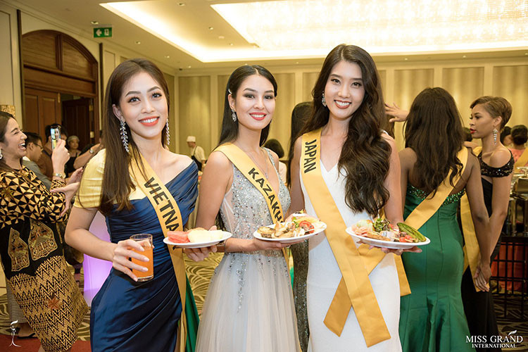 Phương Nga đọ sắc cùng đại diện Nhật Bản và Kazakhstan.