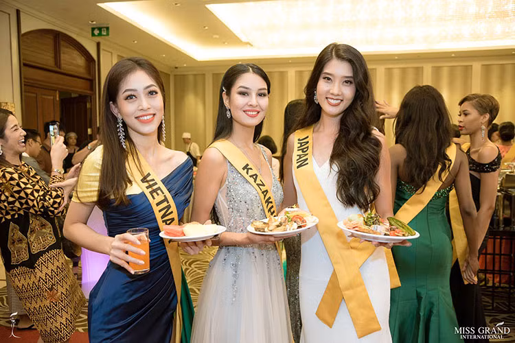 Phương Nga đọ sắc cùng đại diện Nhật Bản và Kazakhstan.