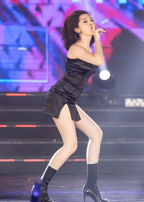 Bạn gái cũ của Hồ Quang Hiếu thường xuyên làm mới hình ảnh trên sân khấu để tránh gây nhàm chán. Ảnh: Thế giới tiếp thị