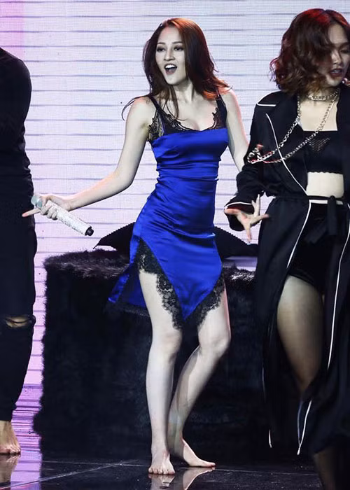 Bảo Anh diện váy được ví như đồ ngủ lên sân khấu gây chú ý. Ảnh: FBNV