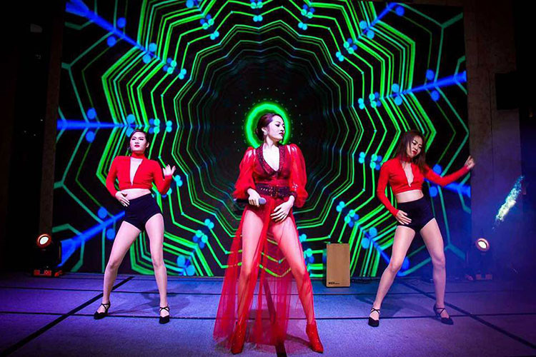 Nữ ca sĩ từng vướng tin đồn tình cảm với thủ môn Bùi Tiến Dũng, diễn viên Quốc Trường. Ảnh: FBNV