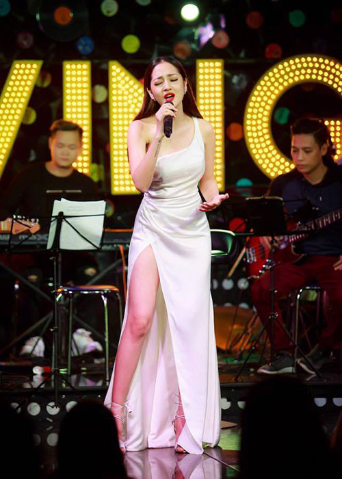 Giọng ca sinh năm 1992 khéo lựa chọn váy áo khoe được lợi thế vóc dáng. Ảnh: FBNV