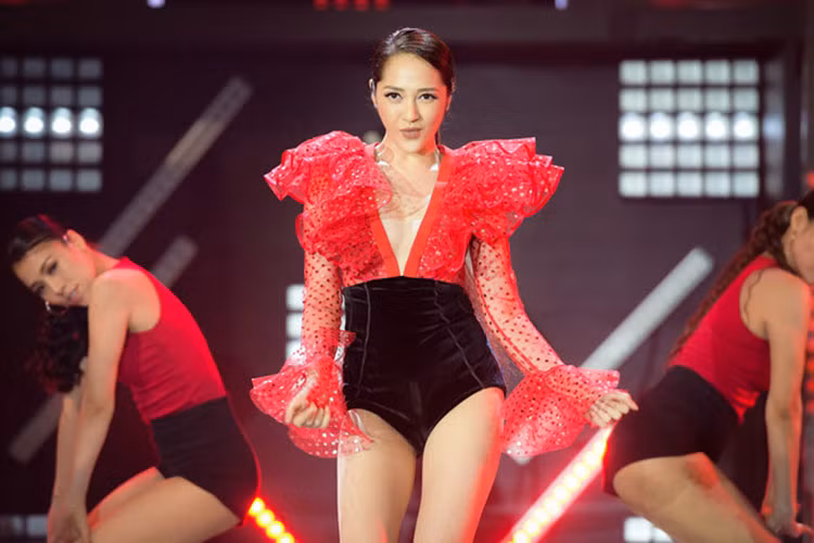 Vóc dáng gợi cảm, vũ đạo bốc lửa, Bảo Anh khiến người đối diện chẳng thể nào rời mắt. Ảnh: Zing