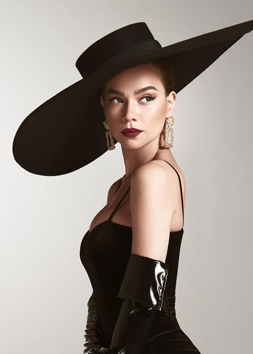 Nữ ca sĩ sinh năm 1984 diện trang phục bó sát tôn vóc dáng người mẫu trong bộ ảnh mới.