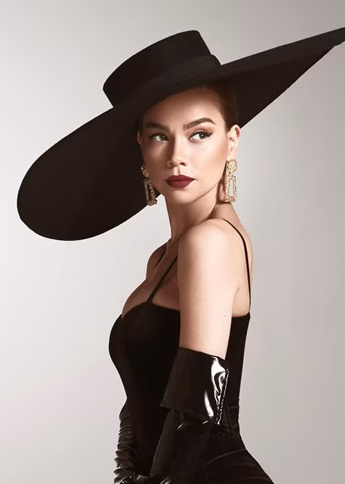 Nữ ca sĩ sinh năm 1984 diện trang phục bó sát tôn vóc dáng người mẫu trong bộ ảnh mới.