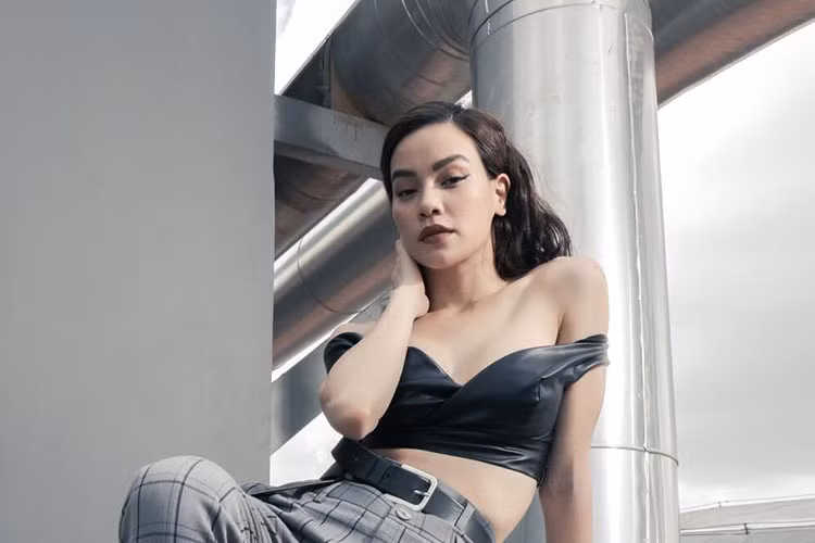 Có gu thời trang tinh tế, Hà Hồ luôn khéo chọn trang phục khoe lợi thế hình thể.