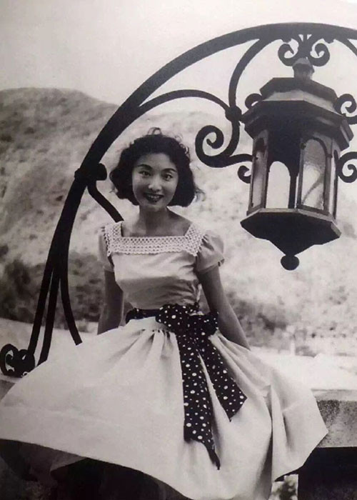 Nhà văn Kim Dung si mê Hạ Mộng ngay từ cái nhìn đầu tiên. Tuy nhiên, lúc đó, cả hai đều đã có gia đình.