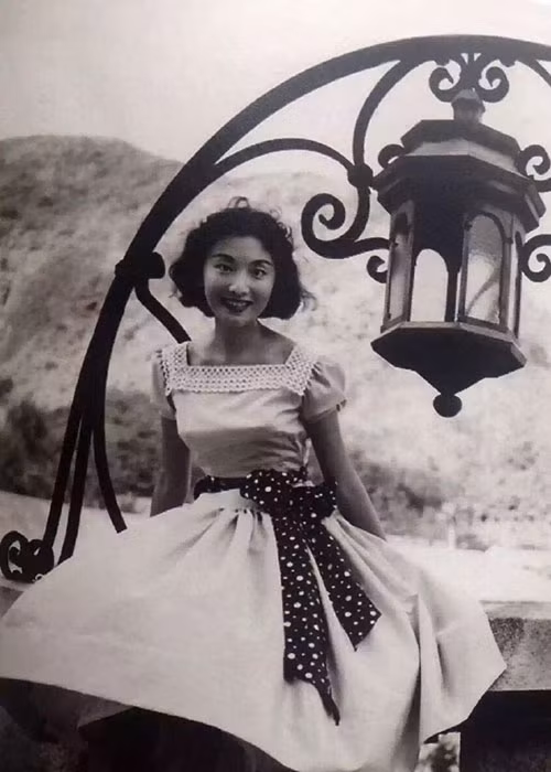 Nhà văn Kim Dung si mê Hạ Mộng ngay từ cái nhìn đầu tiên. Tuy nhiên, lúc đó, cả hai đều đã có gia đình.