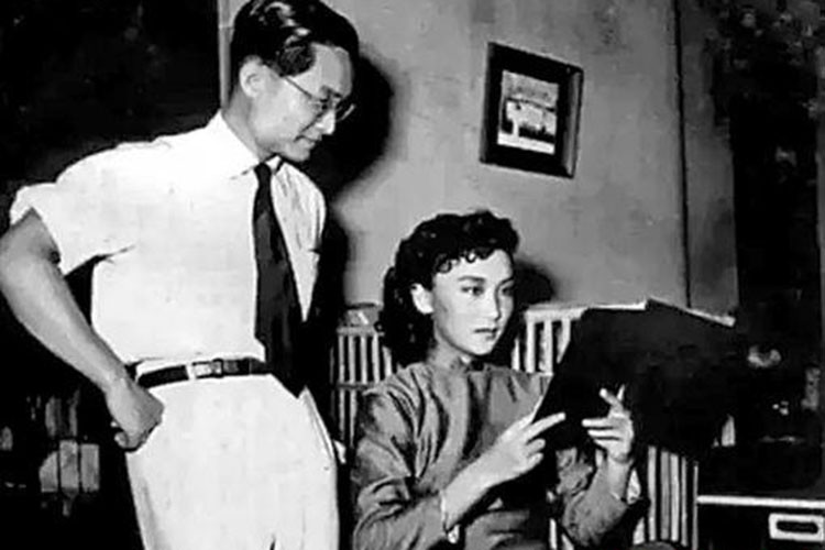 Hình ảnh nhà văn Kim Dung bên Hạ Mộng sau khi ông chuyển sang làm đạo diễn để mời bà đóng phim.