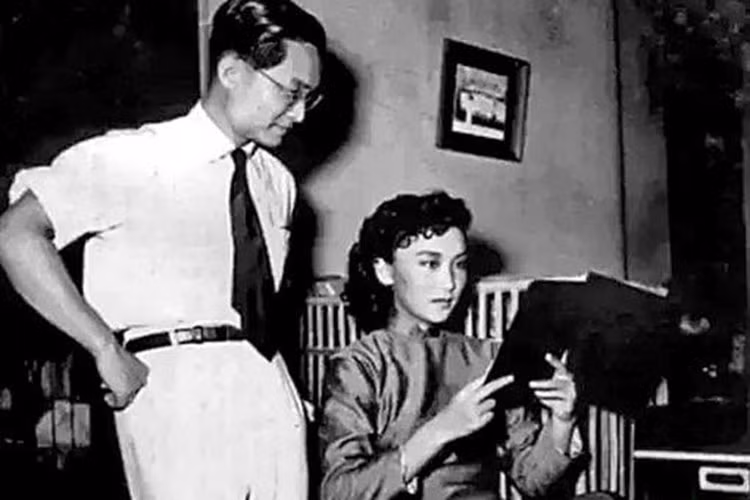 Hình ảnh nhà văn Kim Dung bên Hạ Mộng sau khi ông chuyển sang làm đạo diễn để mời bà đóng phim.