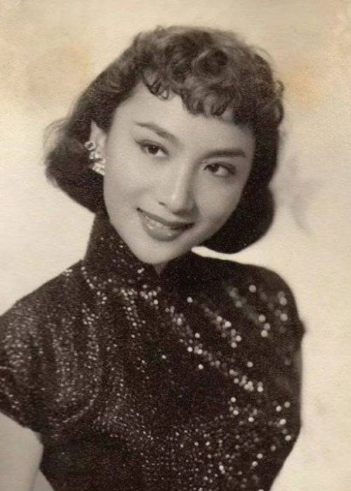 Hạ Mộng sinh năm 1933, mất năm 2016. Sinh thời, bà là người trong mộng của nhà văn Kim Dung.