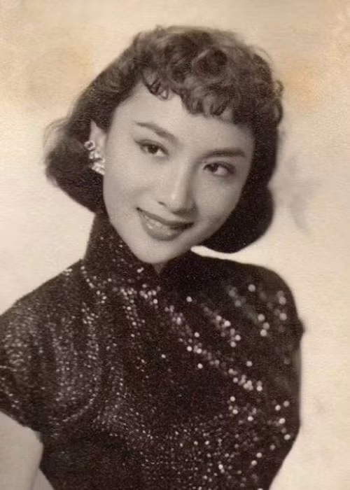 Hạ Mộng sinh năm 1933, mất năm 2016. Sinh thời, bà là người trong mộng của nhà văn Kim Dung.