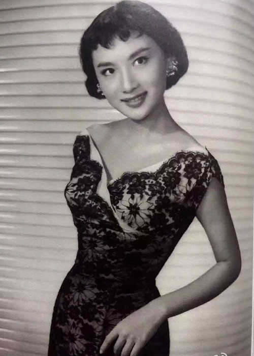 Hạ Mộng đóng phim hiện đại, cổ trang, hát kinh kịch. Ở lĩnh vực nào, bà cũng gây ấn tượng.