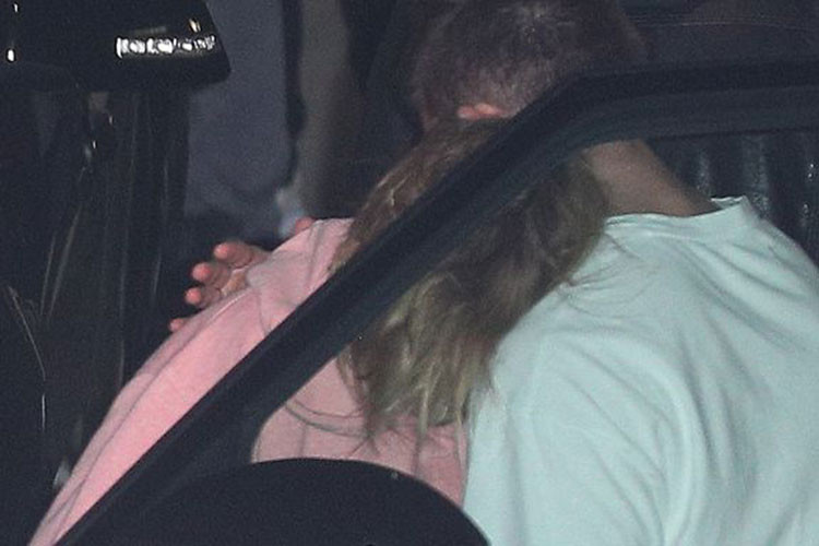 Một vài người bạn ôm an ủi giọng ca "Baby". Ảnh: Dailymail