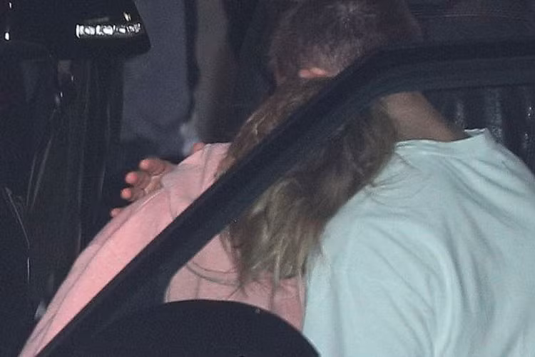 Một vài người bạn ôm an ủi giọng ca "Baby". Ảnh: Dailymail