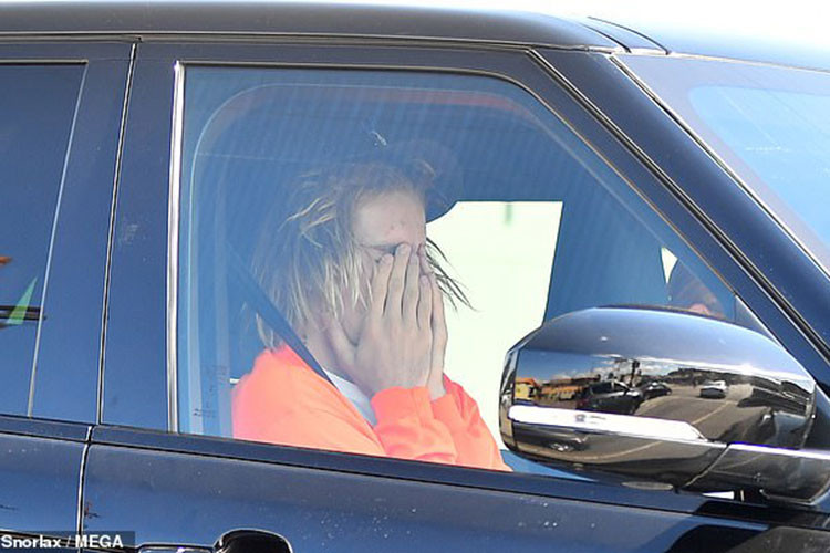 Justin Bieber liên tục ôm mặt rầu rĩ khiến fans không khỏi lo lắng. Ảnh: Dailymail