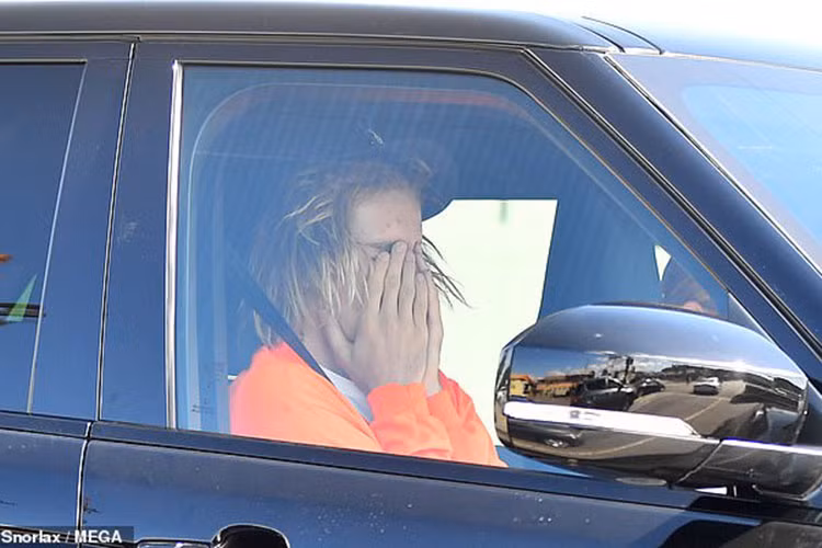 Justin Bieber liên tục ôm mặt rầu rĩ khiến fans không khỏi lo lắng. Ảnh: Dailymail