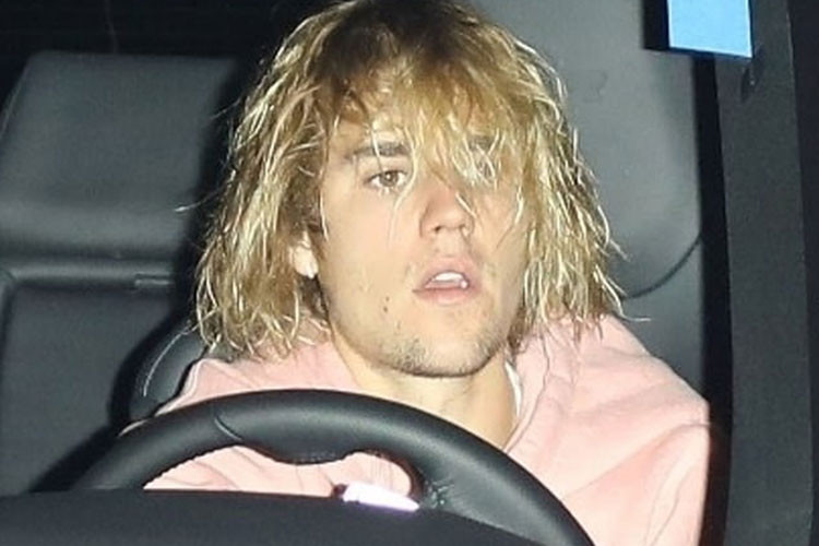 Sau thông tin Selena Gomez nhập viện điều trị tâm lý, Justin cũng bị bắt gặp trông tiều tụy đi nhà thờ. Ảnh: Dailymail