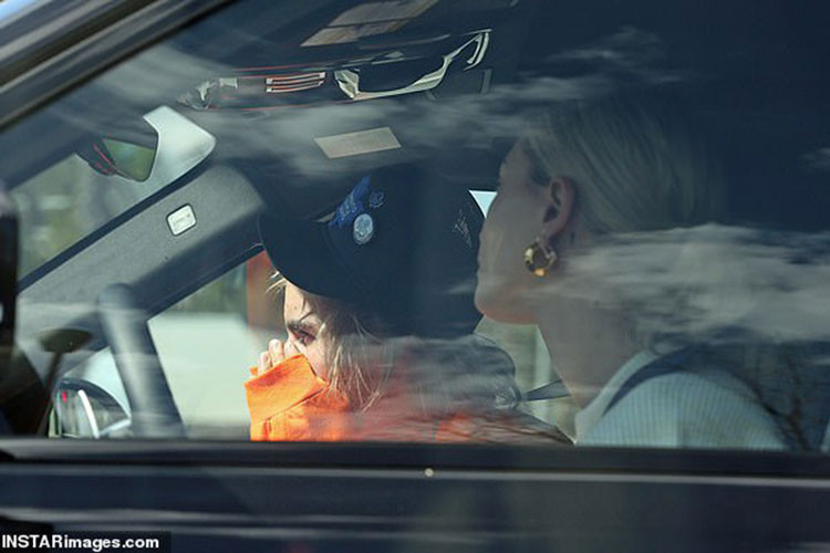 Trên xe ô tô, nam ca sĩ trò chuyện cùng vợ sắp cưới trước khi cả hai rời đi. Ảnh: Dailymail