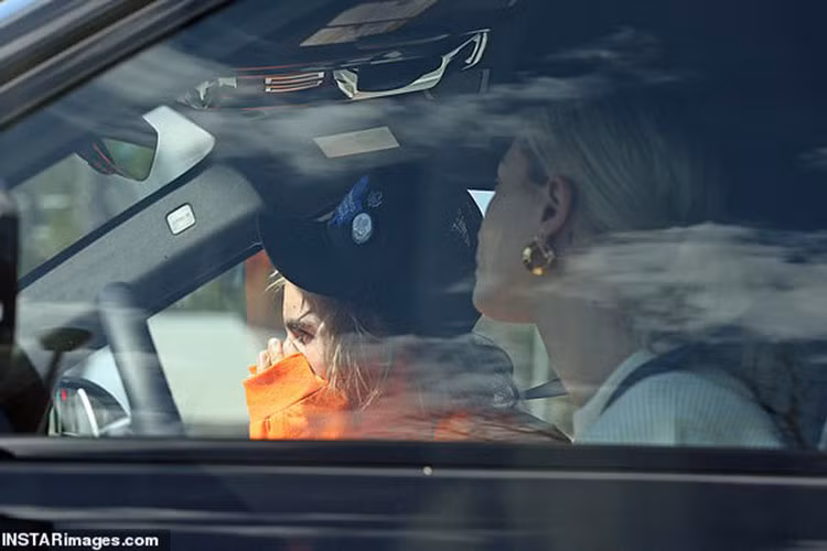 Trên xe ô tô, nam ca sĩ trò chuyện cùng vợ sắp cưới trước khi cả hai rời đi. Ảnh: Dailymail