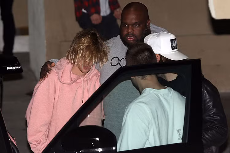 Dáng vẻ thất thần của Justin khi bước ra khỏi nhà thờ. Ảnh: Dailymail 