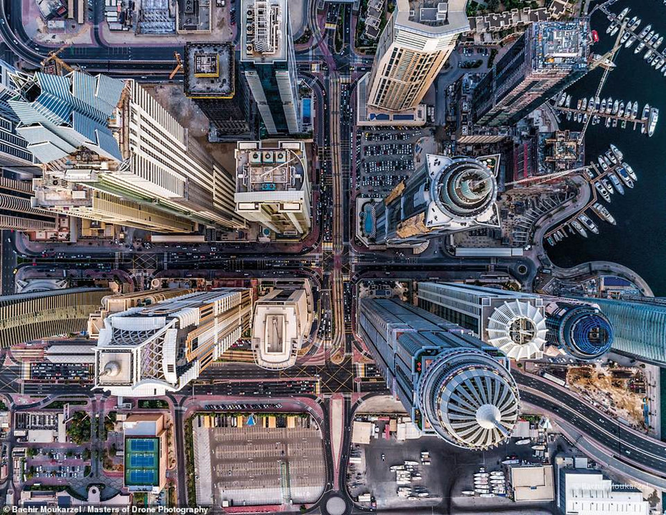 Bức ảnh của nhiếp ảnh gia Bachir Moukarzel đoạt giải nhất trong hạng mục "đô thị" của cuộc thi Nhiếp ảnh Drone Quốc tế Dronestagram vào năm 2017. Địa điểm trong hình là khu Dubai Marina, nơi tập hợp 6/10 tòa chung cư cao nhất thế giới. Bachir cho hay vì điều kiện thời tiết, ông phải mất hàng tháng trời mới có thể chụp bức ảnh này. "Đối với tôi bức hình là biểu tượng cho sự phát triển của Dubai, từ một sa mạc trở thành một thành phố hiện đại", ông nói.