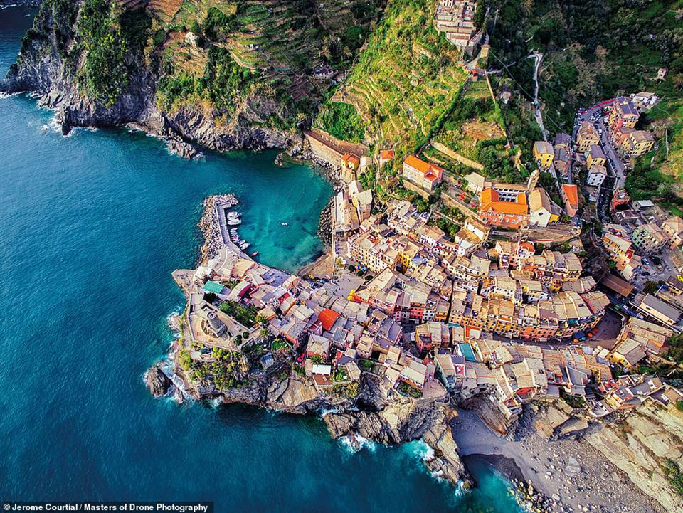 Hoàng hôn bình yên ở làng chài Vernazza gần 1.000 tuổi ở Italy. Địa danh này là một trong 5 vùng đất tạo nên khu vực di sản thế giới Cinque Terre. Jerome Courtial, chủ nhân của bức ảnh, thông tin thời tiết không tốt nên đến ngày thứ 3, anh mới có thể chụp lại khung cảnh này từ trên đỉnh đồi.