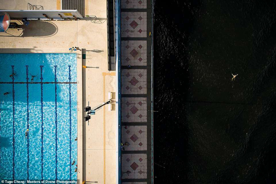 Tugo Cheng đã chụp bức ảnh này tại cảng Victoria, Hong Kong (Trung Quốc). Trong khi nhiều người thích thú với hồ bơi nhân tạo, một số người khác, đặc biệt là người cao tuổi, tìm thấy sự tự do và niềm vui ở "hồ bơi" tự nhiên.