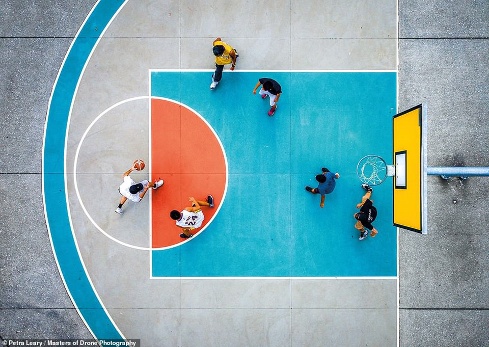 Một sân bóng rổ ở thành phố Auckland, New Zealand. Petra Leary, người chụp bức ảnh, cho biết khi cô đến nơi này, mặt sân khá ẩm ướt khiến màu sắc trên sân khá nổi bật. Khi chụp, cô sử dụng thêm bộ lọc Polar Pro PC để có màu sắc như trong bức ảnh.