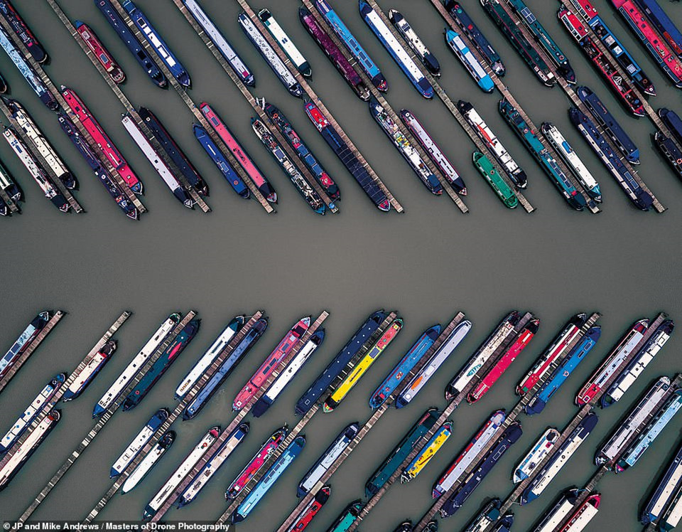 JP và Mkie Andrews nói rằng họ thích tìm và chụp những hình dạng thú vị và bất thường được tạo ra bởi các vật thể quen thuộc. Bức ảnh này chụp một trong những bến du thuyền của Anh. Các con tàu đầy màu sắc xếp kín trong bến cảng. Người lái tàu có lẽ phải rất khéo léo mới có thể điều hướng những con tàu trong không gian chật hẹp như vậy.