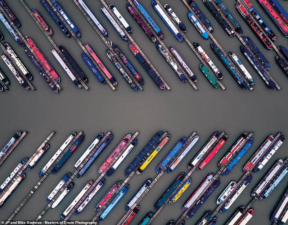 JP và Mkie Andrews nói rằng họ thích tìm và chụp những hình dạng thú vị và bất thường được tạo ra bởi các vật thể quen thuộc. Bức ảnh này chụp một trong những bến du thuyền của Anh. Các con tàu đầy màu sắc xếp kín trong bến cảng. Người lái tàu có lẽ phải rất khéo léo mới có thể điều hướng những con tàu trong không gian chật hẹp như vậy.