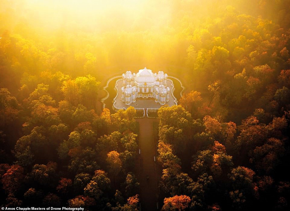Cung điện Hermitage Pavilion ở thành phố Saint Petersburg, Nga, lộng lẫy trong bức ảnh của Amos Chapple. Nhiếp ảnh gia cho biết ông có cố gắng chụp bức ảnh này 6 lần nhưng luôn bị những đám mây phá hỏng. "Tôi muốn chụp một bức ảnh về bình minh mùa thu. Vì vậy, sáng hôm đó, tôi ngồi trên xe bus cũ. Xung quanh tôi là những lao động nhập cư. Họ đang chợp mắt sau ca đêm căng thẳng. Trong khi đó, tôi ngồi và hy vọng mình không đến quá muộn", ông nói.