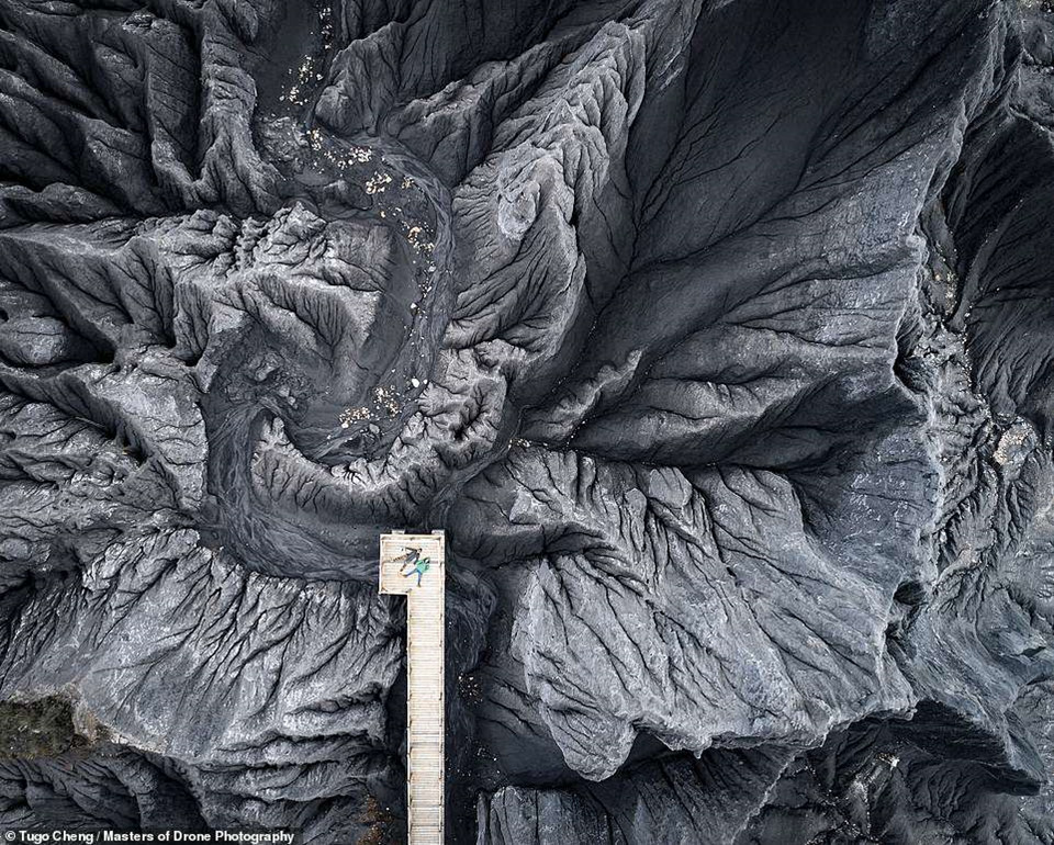 Rừng đá đen ở tỉnh Tứ Xuyên (Trung Quốc) là nơi sở hữu địa hình ấn tượng tựa sao Hỏa. Khung cảnh độc đáo này là kết quả của quá trình hàng nghìn năm hoạt động địa chất và thời tiết bào mòn. Chia sẻ về tác phẩm của mình, nhiếp ảnh gia Tugo Cheng nhấn mạnh: "Trung Quốc chưa bao giờ thiếu cảnh quan thiên nhiên mỹ lệ, đặc biệt tại vùng phía tây như Tứ Xuyên, Tây Tạng và Tân Cương".