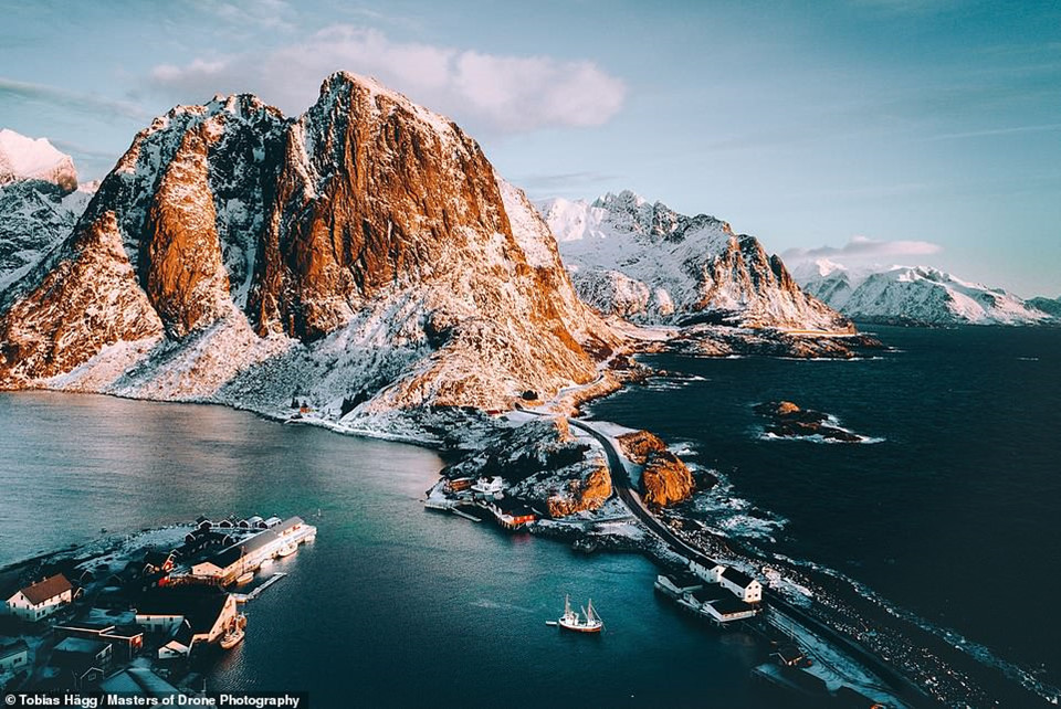 Tobias Hagg đã chụp bức ảnh này vào lúc mặt trời mọc tại làng chài Reine, thuộc quần đảo Lofoten, Na Uy. Vùng biển này nổi tiếng với làn nước trong xanh, quyến rũ không kém vùng biển Caribean. Vào mùa đông, ở Bắc Cực, bất cứ giờ nào, bạn cũng có thể bắt những khoảnh khắc đẹp.