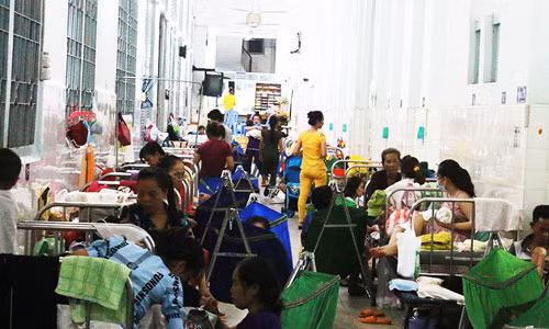 Mới đây, hình ảnh người nhà và các bệnh nhi phải mắc võng, trải chiếu nằm chật kín ngoài hành lang bệnh viện Nhi Đồng 2 (TP.HCM) được chia sẻ khiến nhiều người lo lắng cho rằng bệnh chân tay miệng đang bùng phát mạnh hơn. Tuy nhiên, theo tìm hiểu của chúng tôi, bức ảnh được chụp tại khoa Nội Tổng hợp của bệnh viện Nhi Đồng 2.