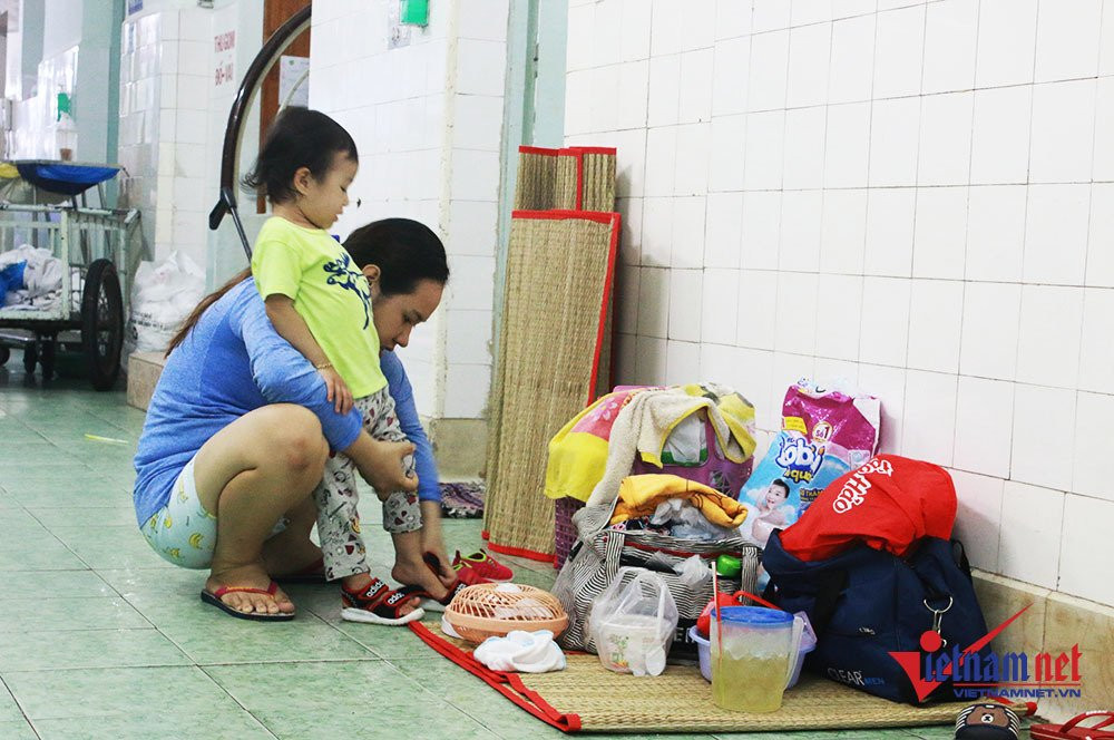 Đồ dùng cá nhân được chất thành đống ngoài hành lang. Ngoài ra, một số người nhà cho biết, số chiếu, võng giăng kín ngoài hành lang. Vì vậy, vào buổi tối và đêm, nhiều người muốn đi vệ sinh cũng khó luồn lách vì quá đông.