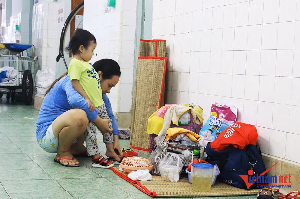 Đồ dùng cá nhân được chất thành đống ngoài hành lang. Ngoài ra, một số người nhà cho biết, số chiếu, võng giăng kín ngoài hành lang. Vì vậy, vào buổi tối và đêm, nhiều người muốn đi vệ sinh cũng khó luồn lách vì quá đông.