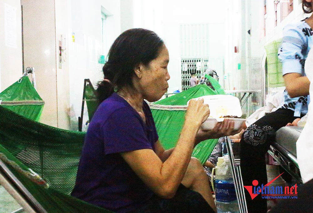 Tại đây, hơn 5 giờ chiều, nhiều người thân của bệnh nhân tranh thủ ăn cơm để thay nhau chăm sóc con em mình.