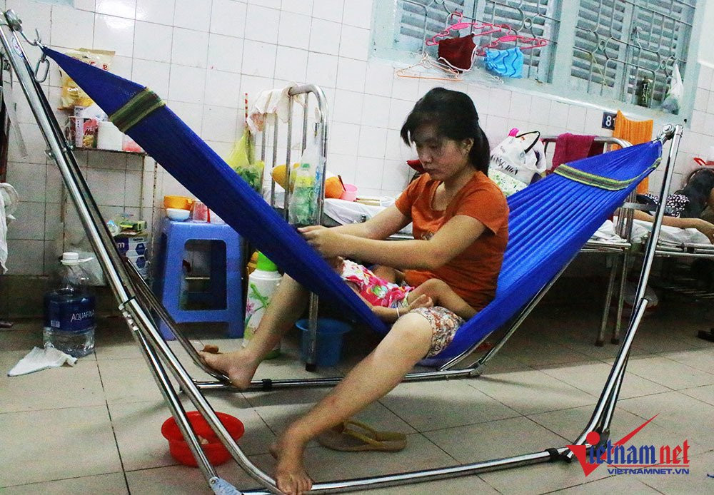 Một số người nhà ở đây cho biết, các bệnh nhi và người nhà không phải điều trị chân tay miệng, mà là các bệnh khác.