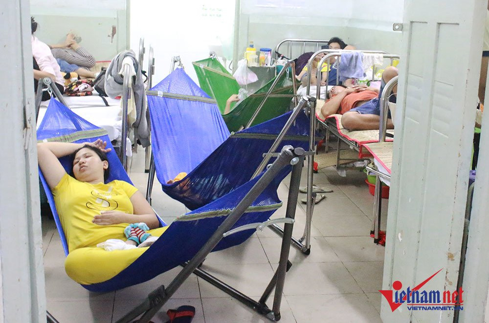 Lúc con ngủ, phụ huynh cũng tranh thủ chợp mắt trên võng.