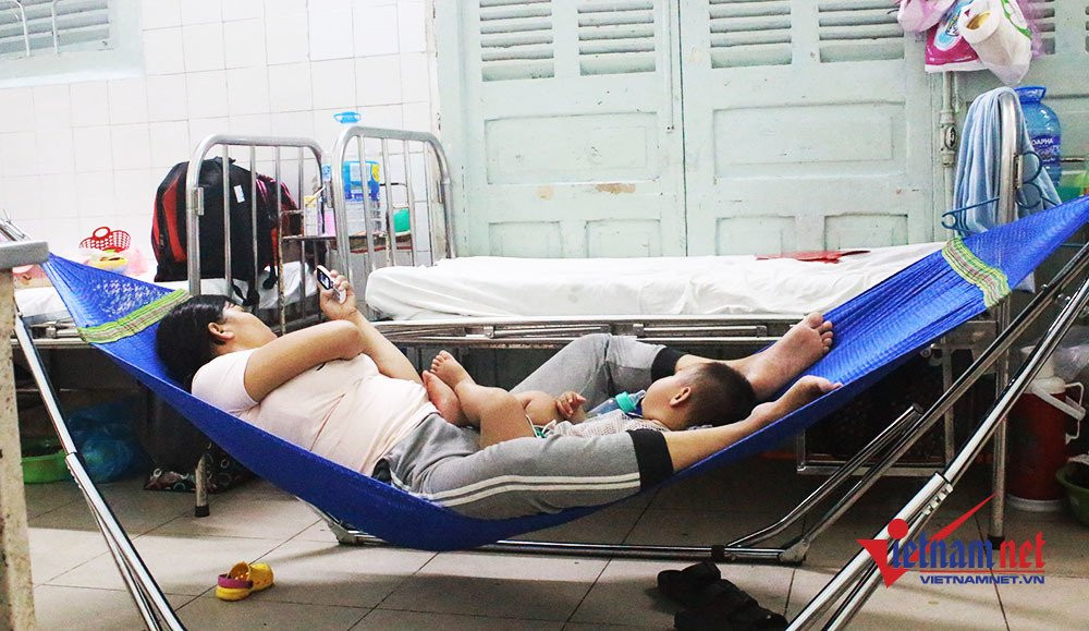 Chị H. cho biết, chị thuê võng ở bên ngoài với giá 25 nghìn/ngày. Tuy nhiên, chị H. phải đặt cọc số tiền 400.000 nghìn đồng. Khi nào xuất viện, trả võng và thanh toán, chị sẽ được nhận lại số tiền cọc này.