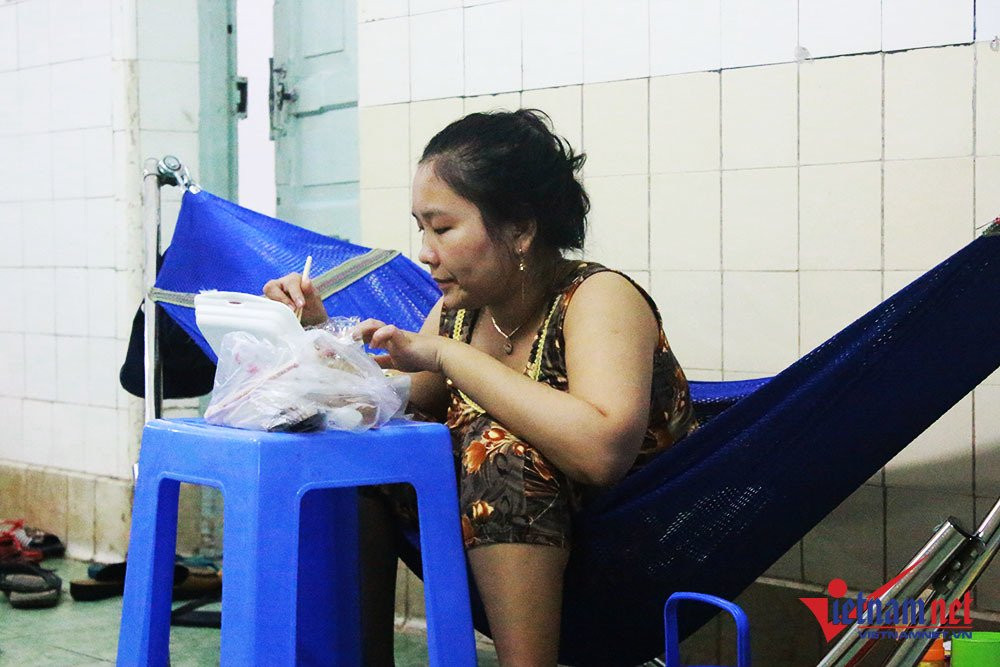 Có người ngồi luôn trên võng, kê ghế phía trước làm bàn ăn.
