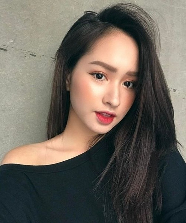 Tóc thẳng: Ngoài những kiểu tóc thời thượng, sành điệu, như kiểu tóc uốn xoăn lọn bồng bềnh hay kiểu tóc ngắn ngang vai cá tính, thì những cô nàng điệu đà không thể bỏ qua kiểu tóc dài thẳng. Đây là kiểu tóc truyền thống đơn giản, nhưng lại được lòng các cô nàng từ những ngôi sao đến các bạn gái. Mái tóc dài thẳng đẹp vẫn luôn là một kiểu tóc đẹp mãi với thời gian được các tín đồ thời trang sành điệu trên khắp thế giới yêu thích.