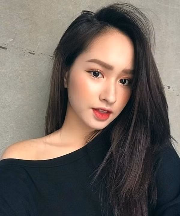 Tóc thẳng: Ngoài những kiểu tóc thời thượng, sành điệu, như kiểu tóc uốn xoăn lọn bồng bềnh hay kiểu tóc ngắn ngang vai cá tính, thì những cô nàng điệu đà không thể bỏ qua kiểu tóc dài thẳng. Đây là kiểu tóc truyền thống đơn giản, nhưng lại được lòng các cô nàng từ những ngôi sao đến các bạn gái. Mái tóc dài thẳng đẹp vẫn luôn là một kiểu tóc đẹp mãi với thời gian được các tín đồ thời trang sành điệu trên khắp thế giới yêu thích.