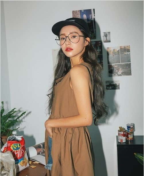 Tóc dài xoăn sóng: Tóc dài uốn xoăn sóng nước nhẹ nhàng tự nhiên luôn luôn là kiểu tóc được các nàng lựa chọn và không bao giờ lỗi mốt. Kiểu tóc này dành riêng cho những cô nàng yêu thích sự dịu dàng. Đây không phải là một kiểu tóc mới lạ, nhưng vẫn có sức hút riêng khiến ai cũng mê đắm, đặc biệt là các đấng mày râu. Với những lọn tóc dài được tạo xoăn nhẹ nhàng ôm lấy khuôn mặt, giúp các nàng trở nên quyến rũ sành điệu hơn bao giờ hết. Những lọn tóc xoăn to bồng bềnh, nhẹ nhàng khiến bạn trở thành “nàng thơ” trong trong mắt người khác.