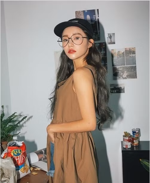 Tóc dài xoăn sóng: Tóc dài uốn xoăn sóng nước nhẹ nhàng tự nhiên luôn luôn là kiểu tóc được các nàng lựa chọn và không bao giờ lỗi mốt. Kiểu tóc này dành riêng cho những cô nàng yêu thích sự dịu dàng. Đây không phải là một kiểu tóc mới lạ, nhưng vẫn có sức hút riêng khiến ai cũng mê đắm, đặc biệt là các đấng mày râu. Với những lọn tóc dài được tạo xoăn nhẹ nhàng ôm lấy khuôn mặt, giúp các nàng trở nên quyến rũ sành điệu hơn bao giờ hết. Những lọn tóc xoăn to bồng bềnh, nhẹ nhàng khiến bạn trở thành “nàng thơ” trong trong mắt người khác.